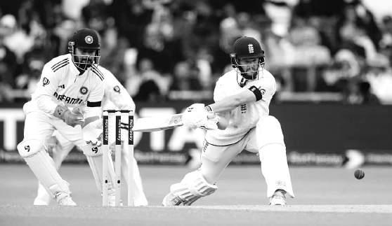 Duckett 149 lays the foundation as England hunt down 371 at Headingley