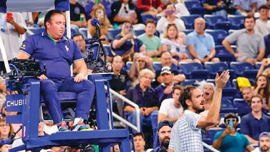 Medvedev beaten after photographer enters court