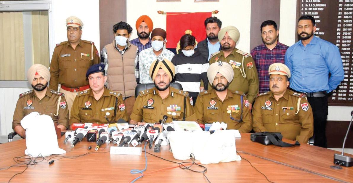 Police arrests four smugglers, seizes heroin & cash