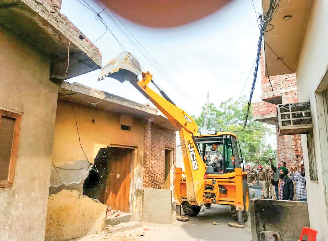 Yudh Nashian Virudh: Illegal structure razed in Barnala