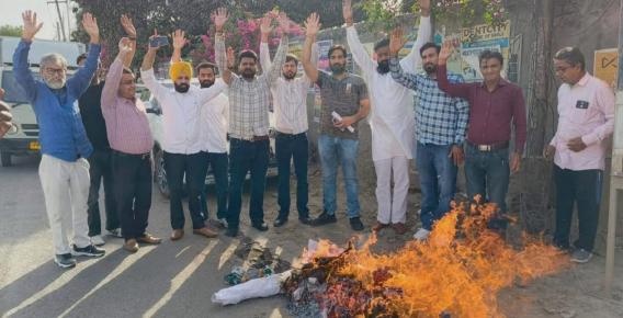 Congress workers burn effigy of Bhagwant Mann over abusive remarks on Rahul Gandhi