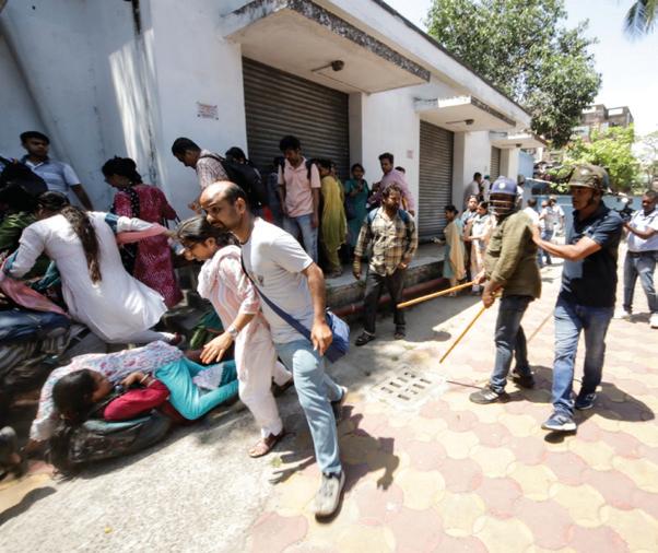 Police lathi-charges schoolteachers protesting job loss in Kolkata