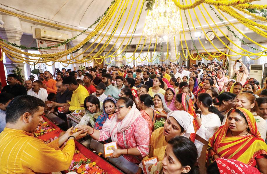 UP: Devotees throng Hanuman Garhi Temple in Ayodhya