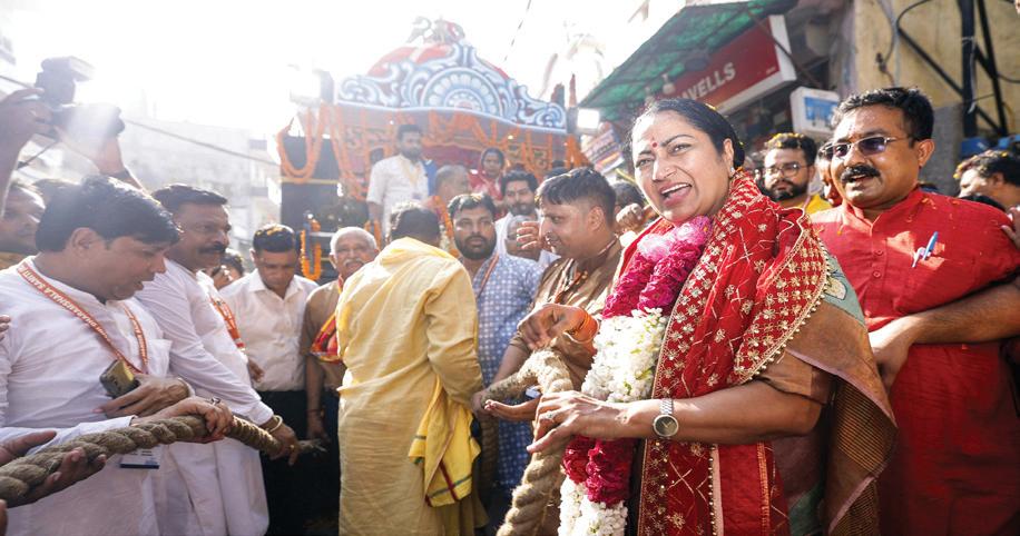 CM Rekha Participates in Jagannath Rath Yatra in Hauz Khas