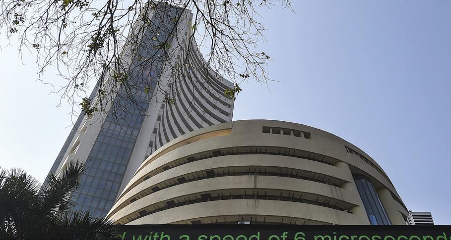 Markets Extend Losses for 3rd Session; Sensex Tanks 690 Points on Selling in IT