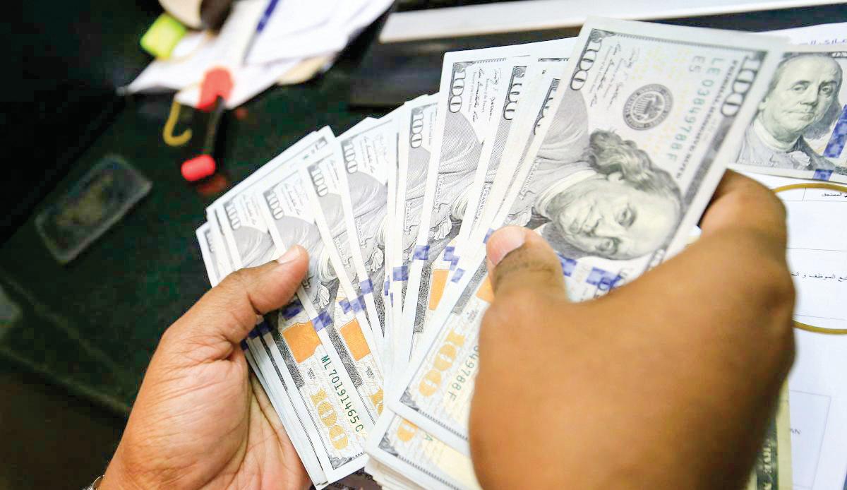India's Forex Reserves Fall by $3bn to $700bn