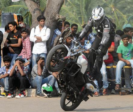 Gurugram: Youths block road for social media stunt
