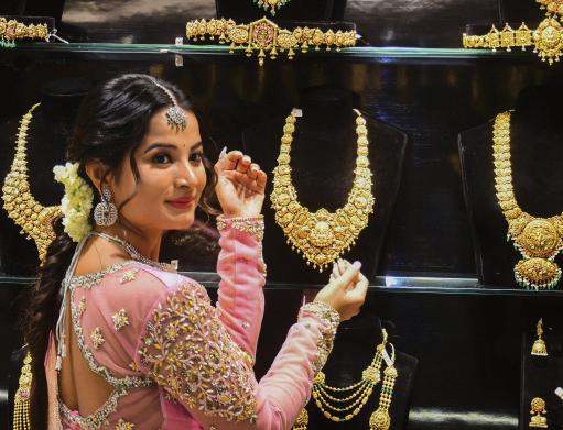Gold Prices Drop Rs 500 in Delhi Amid Stockist Selling