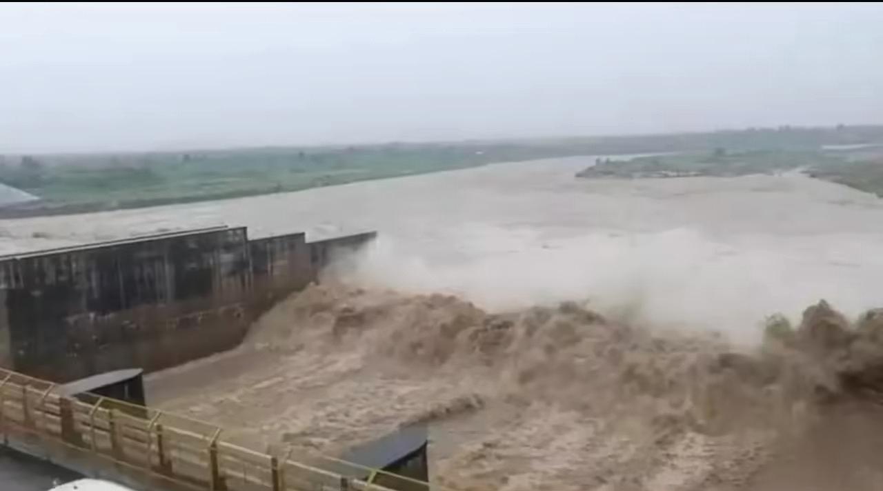 Yamuna Flows Above Danger Mark After All Gates of Hathinikund Barrage Opened