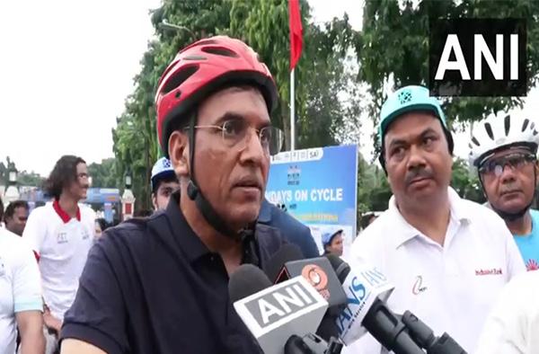 Mandaviva visits ‘Gary se Swadeshi̇ stalls during ‘Fit India' cycle rally