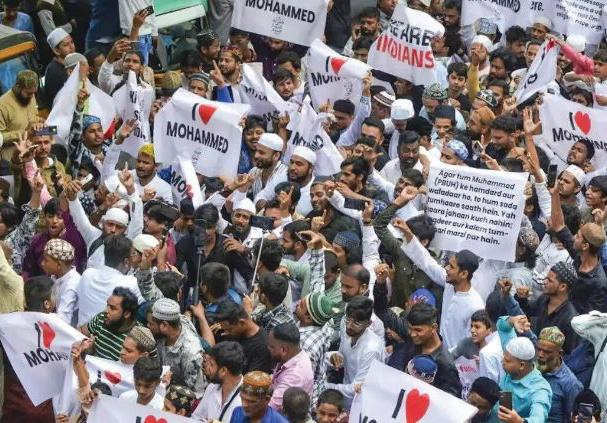 'I love Muhammad' graffiti sparks stir, clashes in Maha