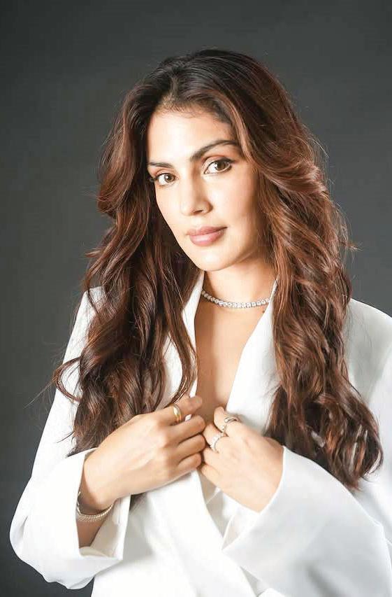 Bombay HC allows Rhea to retain passport