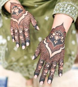 Henna & Moonlight: Mehendi Magic Celebrating Karwa Chauth Beauty