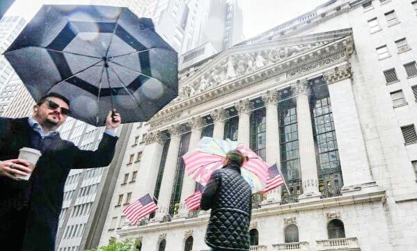 Amazon carries Wall Street to the finish of another winning week