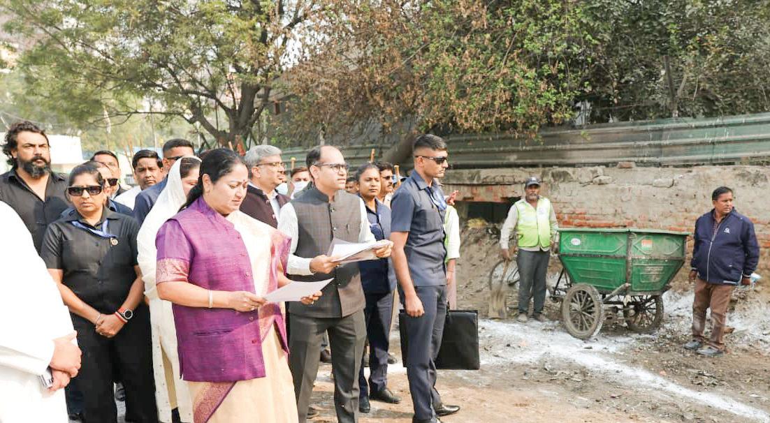 CM reviews waste drive in Tehkhand, Tughlakabad areas as pollution rises