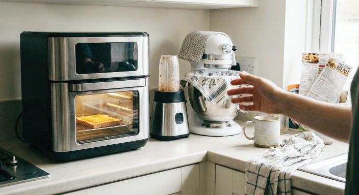 THE AIR-FRYER THAT BECAME A TOAST MACHINE