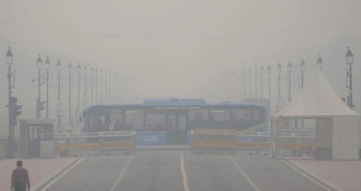 Delhi air quality remains in 'very poor' category with persistent smog; AQI at 323