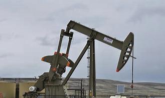 Oil falls 2% on looming supply glut
