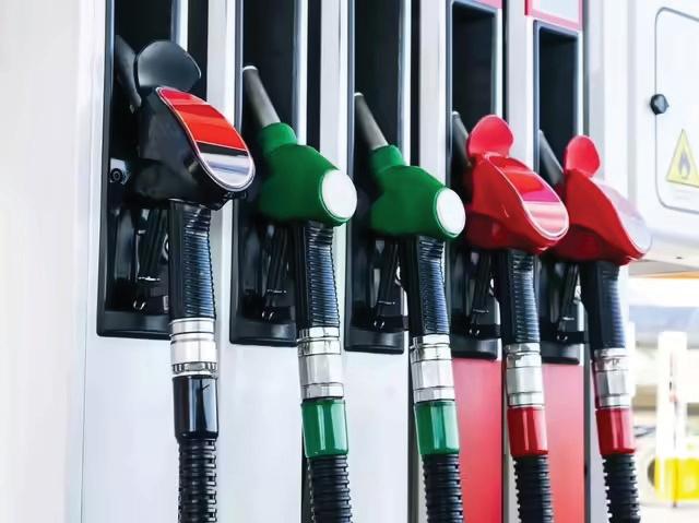 FUEL PRICE HIKE LIKELY IF GLOBAL OIL PRESSURE CONTINUES: EX-BPCL DIRECTOR HR