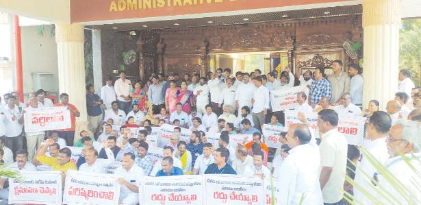 టీటీడీ ఉద్యోగుల నిరసన
