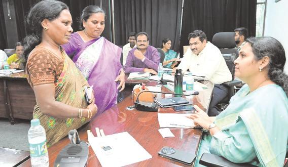 ప్రజలు సంతృప్తి చెందేలా సమస్యలు పరిష్కరించండి