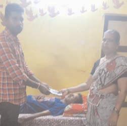 తమిళనాడుకు వెళ్లి పింఛన్ అందజేత
