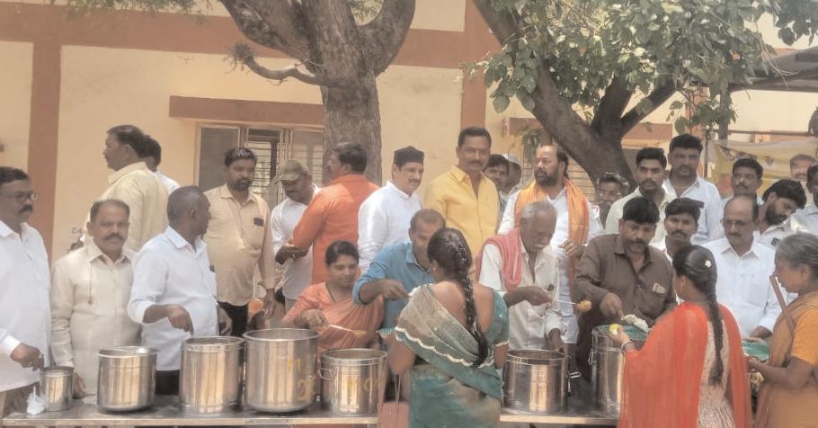 ప్రభుత్వాసుపత్రిలో అన్నదానం