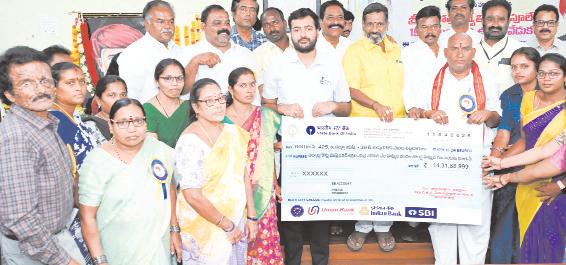 మహాత్మ జ్యోతిబాపూలేకి ఘన నివాళి