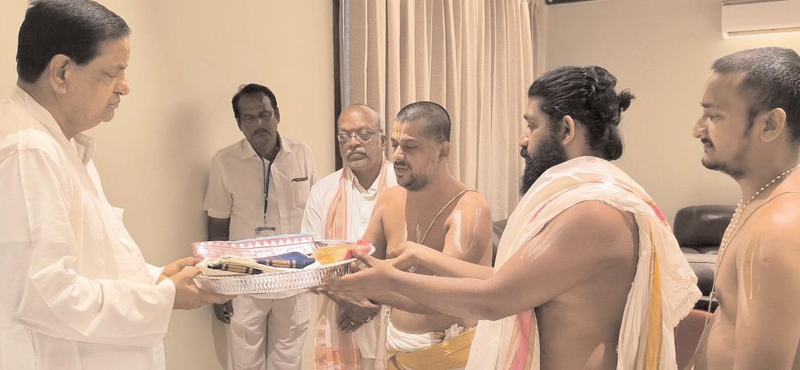 టీటీడీ చైర్మన్ కు ఒంటిమిట్ట రామాలయ అర్చకుల ఆశీర్వాదం