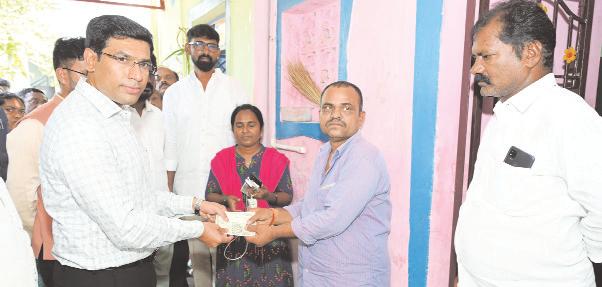 లబ్ధిదారుల ఇంటి వద్దనే పింఛన్ పంపిణీ చేయాలి