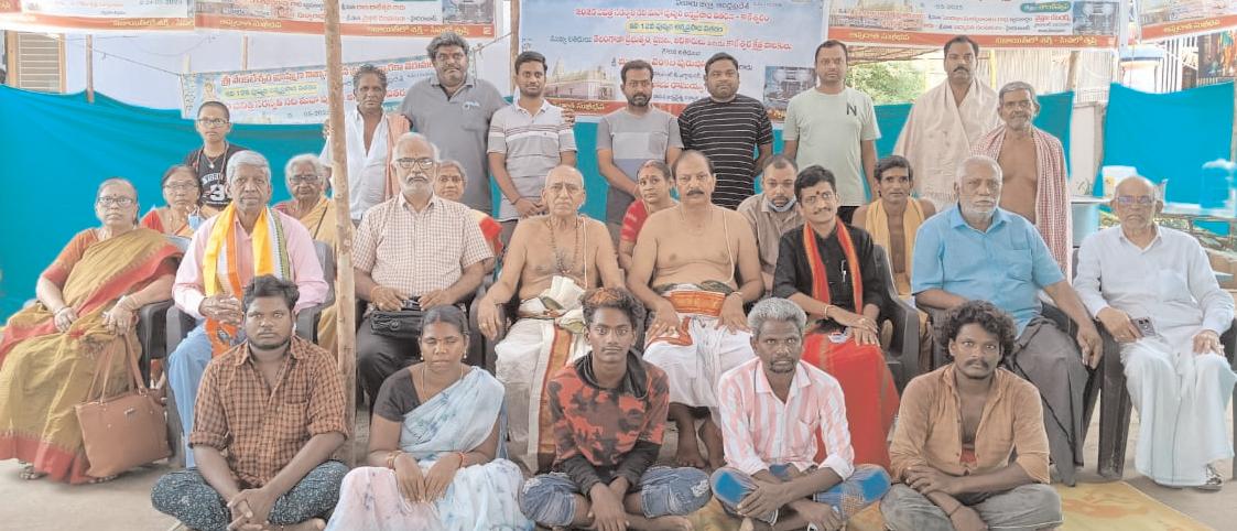 కాళేశ్వరం పుష్కరాల్లో ఉచిత అన్నప్రసాద వితరణ లు