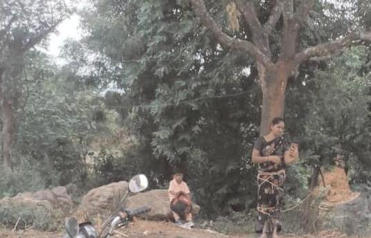 మహిళను చెట్టుకు కట్టివేసిన వడ్డీ వ్యాపారి