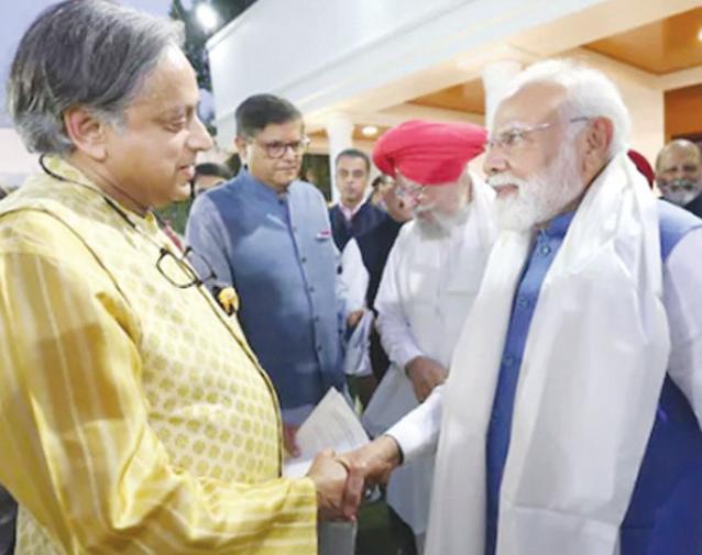 ప్రధానిని ప్రశంసించిన కాంగ్రెస్ ఎంపి శశిథరూర్