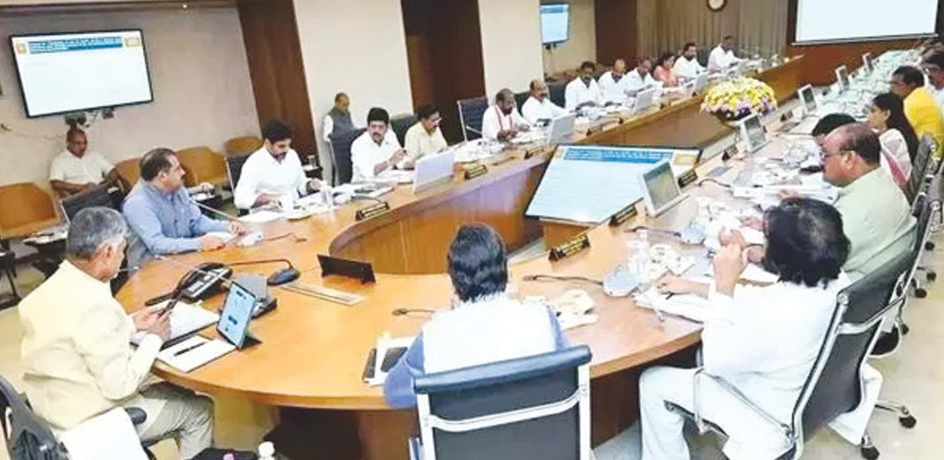 ట్రాఫిక్ నిబంధనలు ఉల్లంఘిస్తే ముందు హెచ్చరికలు... ఆ తర్వాత పెనాల్టీలు- సిఎం చంద్రబాబు నాయుడు