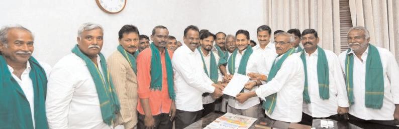 జగన్ ను కలిసిన కరేడు గ్రామ రైతులు...