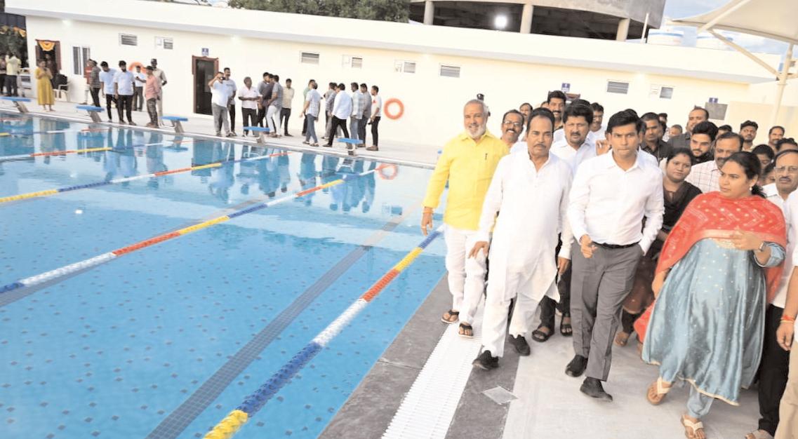 స్విమ్మింగ్ పూల్ను ప్రారంభించిన ఎమ్మెల్యే, కలెక్టర్, కమిషనర్