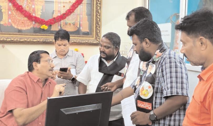 సబ్ రిజిస్ట్రార్ కార్యాలయంలో కుల వివక్షత..