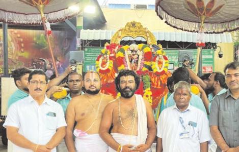 బంగారు తిరుచ్చి పై శ్రీకృష్ణుడు