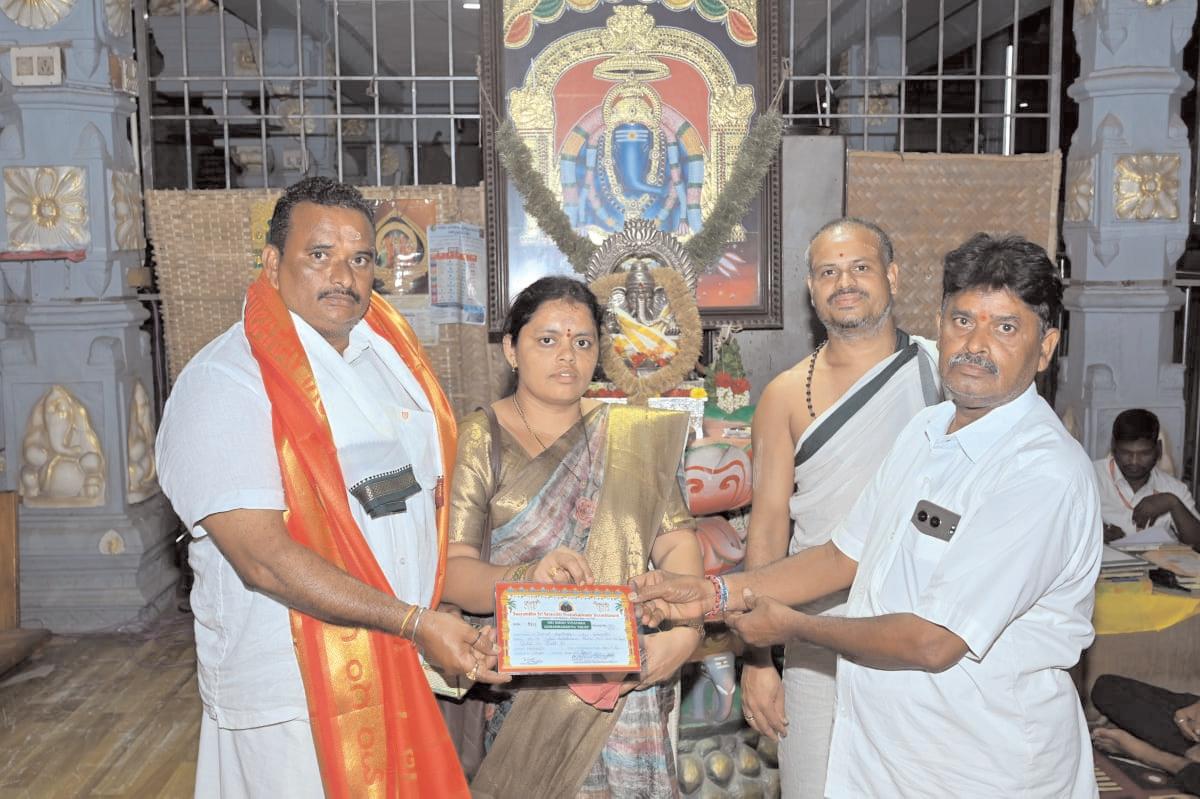 స్వామి వారి గో -సంరక్షణ ట్రస్ట్ కు విరాళం