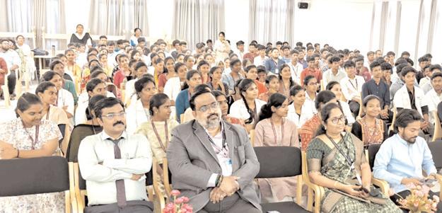 నైపుణ్యాలుంటే ఉద్యోగాలు వెతుక్కుంటూ వస్తాయి