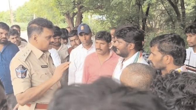 వైసీపీ తిరుమల పాదయాత్రను అడ్డుకున్న పోలీసులు