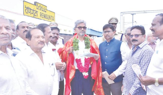 రైల్వే స్టేషన్లను తనిఖీ చేసిన రైల్వే జీఎం