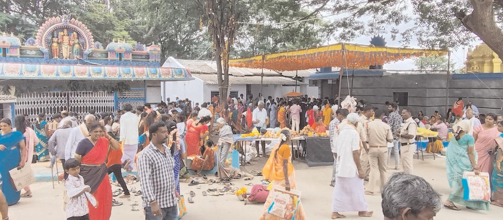 ఘనంగా ప్రారంభమైన సోమవారం పూజలు