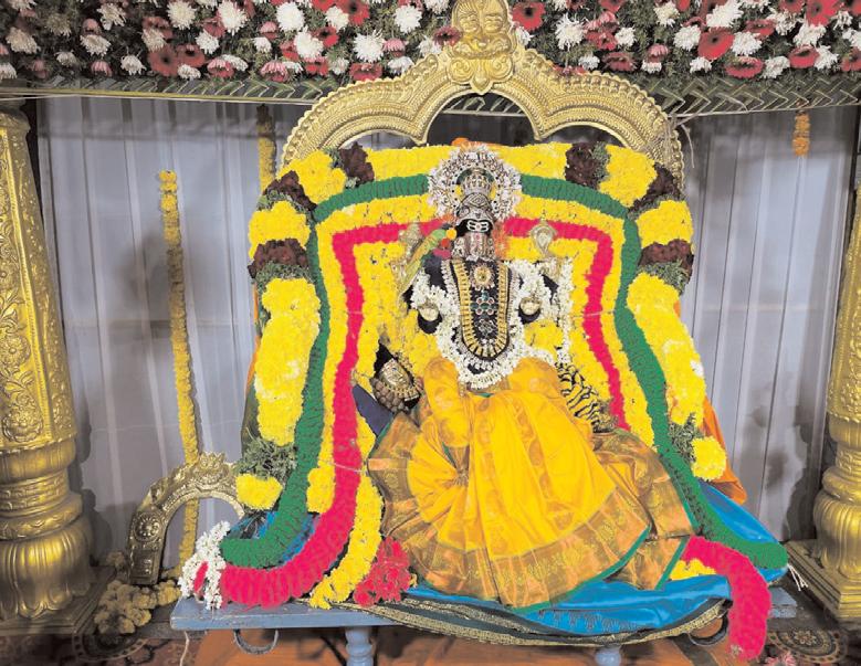 లలిత త్రిపుర సుందరి దేవి అలంకరణలో భక్తులకు దర్శనమిచ్చిన అమ్మవారు