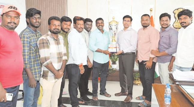 జిల్లా జర్నలిస్ట్ క్రికెట్ జట్టుకు కలెక్టర్ అభినందనలు