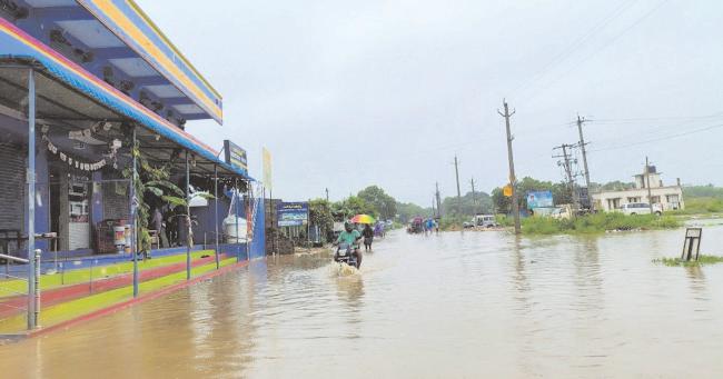 చెరువు కాదు.. రహదారే ఇది..! - మండల కేంద్రంలో రహదారి దుస్థితి
