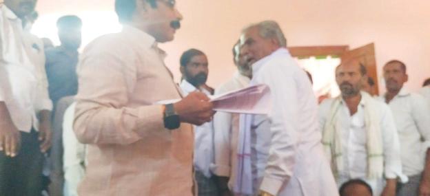 ప్రజలు అర్ధాంతరంగా ముగిసిన గ్రామసభలు