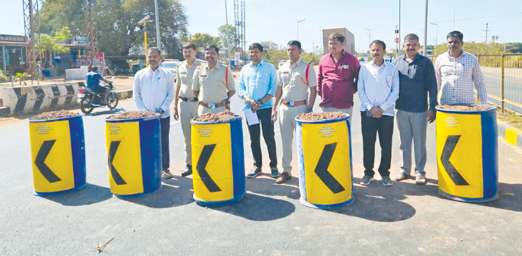 ప్రమాదాల నివారణ కోసం శ్రీనివాస్ నాయక్ డ్రమ్ములు బహుకరణ