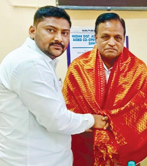 ఖేడ్ బార్ అసోసియేషన్ అధ్యక్షుడిని సన్మానించిన న్యాయవాది మోహీద్ పటేల్