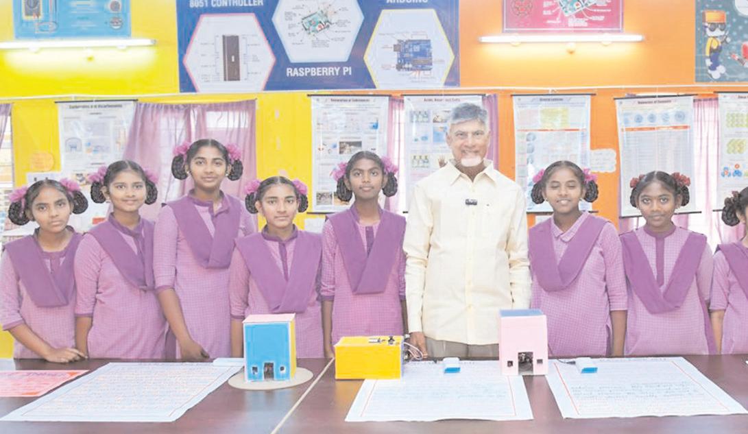 మహిళల స్టాళ్లను పరిశీలించిన సిఎం చంద్రబాబు